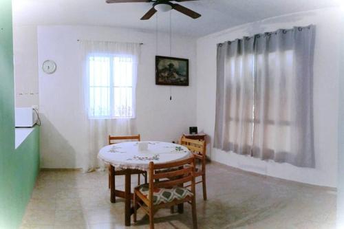 uma cozinha com mesa e cadeiras num quarto em Casa Nómada Las Américas em Mérida