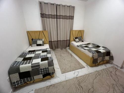- 2 lits dans une pièce dans l'établissement 2BHK apt. oasis tower, à Ajman