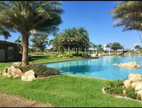 una piscina con palme in un parco di A Hidden Gem in the Caribbean Paradise a María Grande