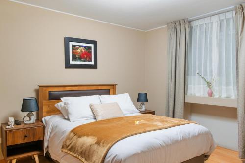 een slaapkamer met een groot bed en een raam bij El puente Hotel Boutique in Arequipa