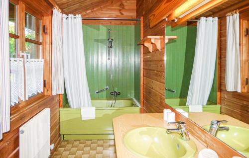 Kylpyhuone majoituspaikassa Ferienhaus Erms 87