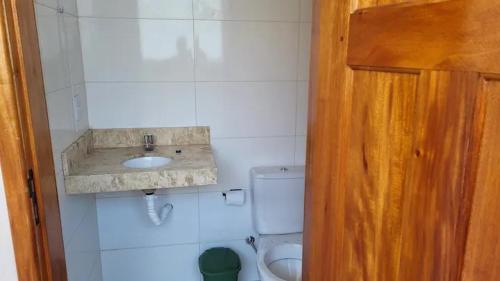 uma casa de banho com um lavatório e um WC em Apartamento a 50 m aeroporto de Ilhéus em Ilhéus