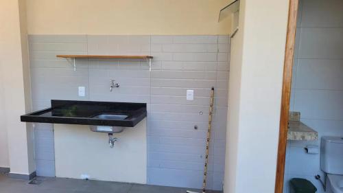a bathroom with a sink and a toilet at Apartamento a 50 m aeroporto de Ilhéus in Ilhéus
