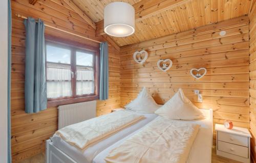 ein Schlafzimmer mit einem Bett in einer Holzwand in der Unterkunft Ferienhaus Neckar 38 in Hayingen