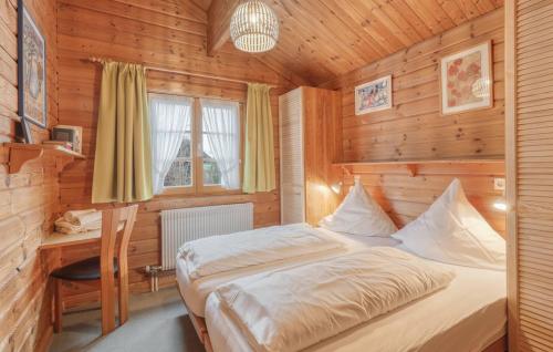 um quarto com uma cama num quarto de madeira em Ferienhaus Donau 56 em Hayingen