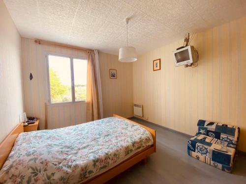 Ένα ή περισσότερα κρεβάτια σε δωμάτιο στο Maison calme près plage Govelins, jardin, BBQ, équipements modernes, idéal familles - FR-1-639-47