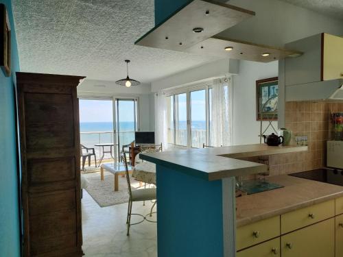 Il comprend une cuisine avec un comptoir et une salle à manger donnant sur l'océan. dans l'établissement Appartement moderne avec vue mer pour 4 personnes à Saint-Jean-de-Monts - FR-1-323-335, à Saint-Jean-de-Monts