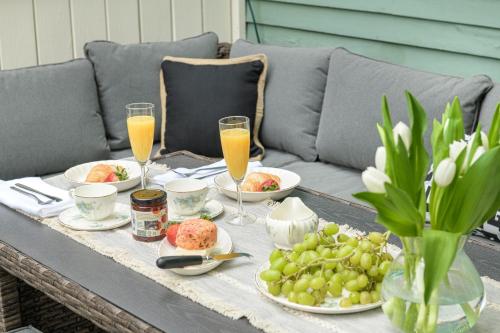 uma mesa com pratos de comida e copos de sumo de laranja em The Front Porch Vacation Rentals em Bristol