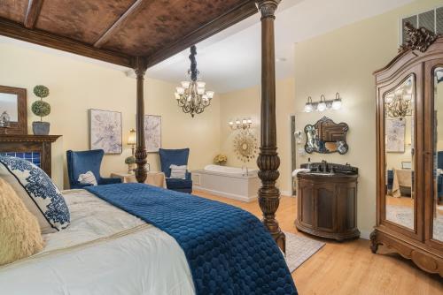 フォートスミスにあるGrand Mansion-Royal Crown suite!のベッドルーム(大型ベッド1台付)、バスルームが備わります。