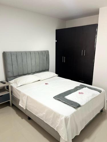 sypialnia z dużym łóżkiem i czarną szafką w obiekcie Apartamento Escalini Pitalito w mieście Pitalito