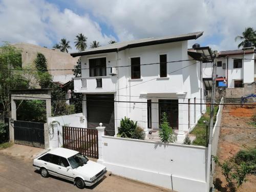Bangunan di mana terletaknya vila ini