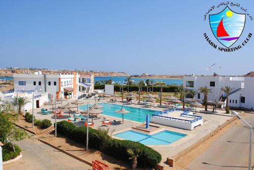 vistas a la piscina del complejo con un logotipo en El Kheima Beach Resort, en Sharm El Sheikh