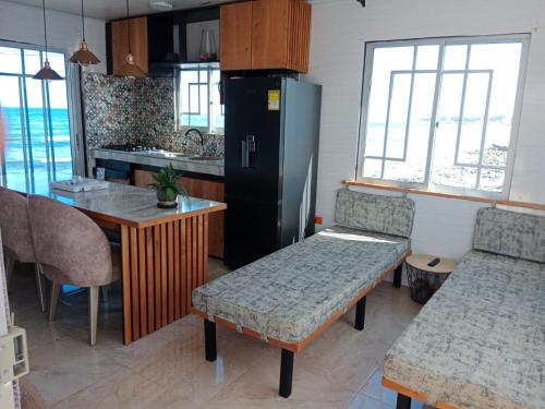 uma cozinha com um frigorífico, uma mesa e cadeiras em Posada MCKELLER em San Luis