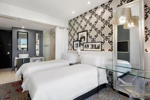 Ένα ή περισσότερα κρεβάτια σε δωμάτιο στο Protea Hotel Fire & Ice! by Marriott Johannesburg Melrose Arch