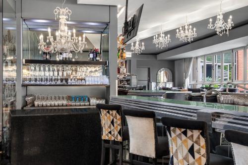 Ο χώρος του lounge ή του μπαρ στο Protea Hotel Fire & Ice! by Marriott Johannesburg Melrose Arch