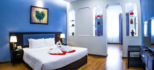 Ein Bett oder Betten in einem Zimmer der Unterkunft Royal Hotel Saigon