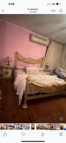 - une chambre avec un lit dans une chambre rose dans l'établissement ابراج عثمان اغاخان كورنيش النيل, au Caire
