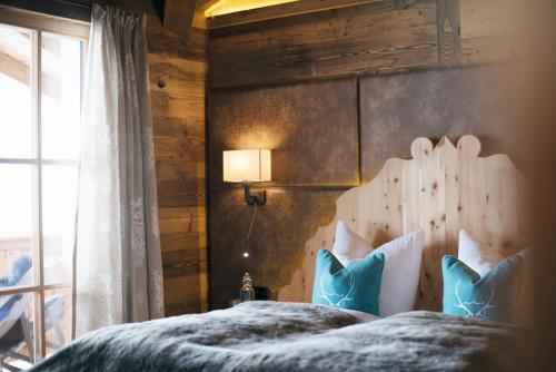 a bed with a wooden headboard in a room at Sporer-Alm in Rohrberg