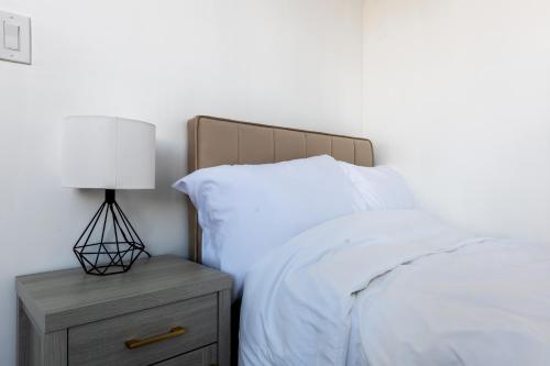 Postel nebo postele na pokoji v ubytování Beautiful Cozy corner view room with private parking close to Caltech convention Center