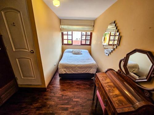 A bed or beds in a room at Garden House Miraflores