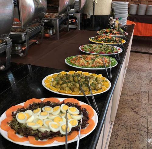 une ligne de plaques alimentaires sur un comptoir dans l'établissement Hotel Fazenda Tucano, à Capim Branco