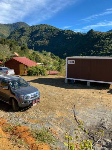 Pemandangan gunung umum atau pemandangan gunung yang diambil dari hotel