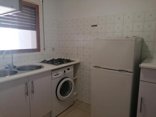 Appart 6 pers à Roses, à 80m de la plage avec terrasse, parking, WIFI et toutes commodités