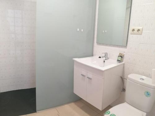 Appart 6 pers à Roses, à 80m de la plage avec terrasse, parking, WIFI et toutes commodités