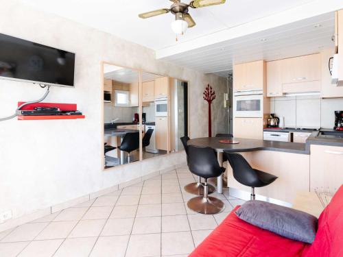 une cuisine et un salon avec une table et des chaises dans l'établissement Appartement T2 en front de mer avec balcon à Narbonne Plage - FR-1-409-263, à Narbonne