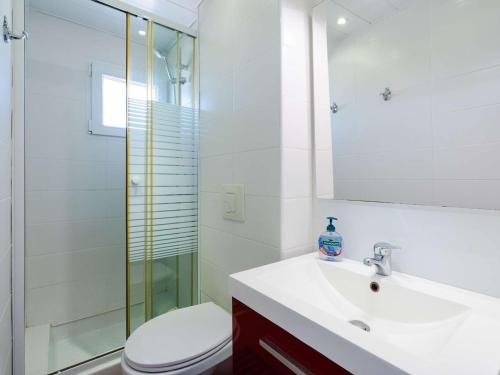 une salle de bain avec toilettes, lavabo et douche dans l'établissement Appartement T2 en front de mer avec balcon à Narbonne Plage - FR-1-409-263, à Narbonne