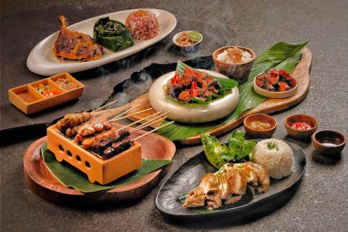 um grupo de pratos de alimentos sobre uma mesa em Conrad Bali em Nusa Dua