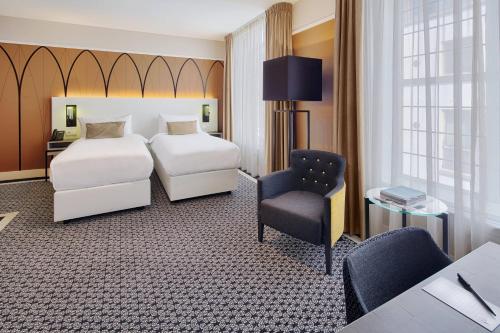 Giường trong phòng chung tại Hotel Nassau Breda, Autograph Collection