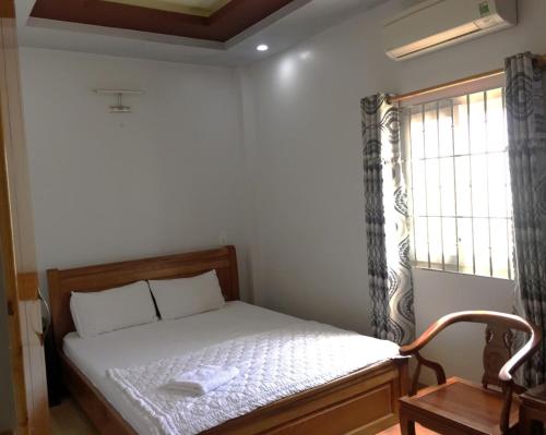 Habitación pequeña con cama y ventana en Nam Dương 2 Hotel en Phan Rang