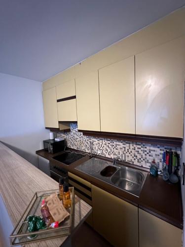 - une cuisine avec des placards blancs et un évier dans l'établissement My Apartment, à Graz