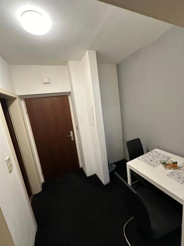 Cette petite chambre comprend un bureau et une porte. dans l'établissement My Apartment, à Graz