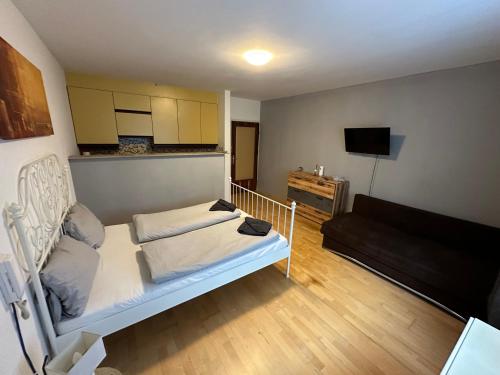 - un petit salon avec un lit et un canapé dans l'établissement My Apartment, à Graz