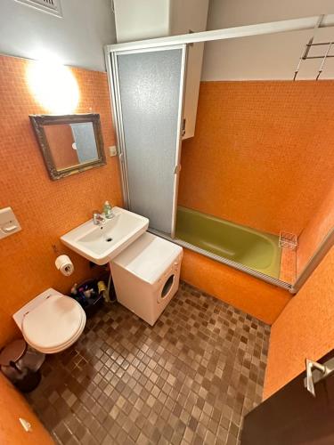 La salle de bains est pourvue de toilettes, d'un lavabo et d'une douche. dans l'établissement My Apartment, à Graz