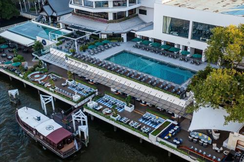 una vista aérea de un hotel con piscina en Royal Orchid Sheraton Hotel and Towers en Bangkok