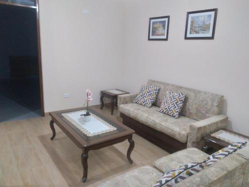 ein Wohnzimmer mit einem Sofa und einem Couchtisch in der Unterkunft Moderno in Cochabamba