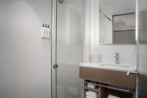 Koupelna v ubytování SpringHill Suites by Marriott New York Manhattan Times Square