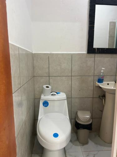 een kleine badkamer met een toilet en een wastafel bij RANCHO MAMA JUANY in El Cuco