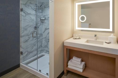 uma casa de banho com um lavatório e um chuveiro em San Diego Marriott Mission Valley em San Diego