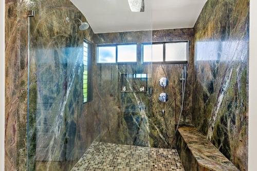 W łazience znajduje się kabina prysznicowa ze szklanymi drzwiami. w obiekcie Kapalua Ridge Villa 1723-24 w mieście Kahana