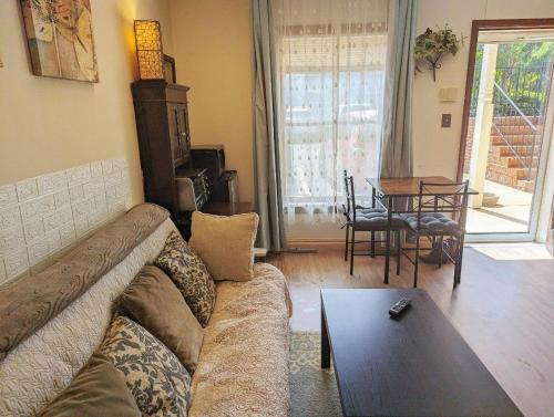 uma sala de estar com um sofá e uma mesa em Uptown area, Cozy king Suite, quiet and private, free parking, walk to restaurants em Charlotte