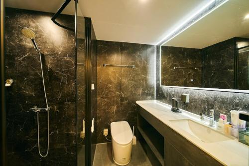 uma casa de banho com um chuveiro, um WC e um lavatório. em SPACE-VESSEL Base - Vacation STAY 42244v em Yufu