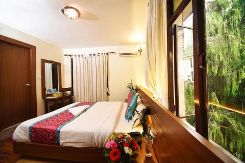 Habitación de hotel con cama y ventana en Hotel Amaryllis, en Katmandú