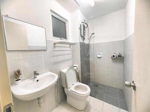 ein Bad mit einem WC, einem Waschbecken und einer Dusche in der Unterkunft Alanis Residence Room Sepang KLIA Kota Warisan in Sepang