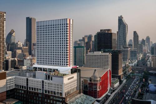 vista su uno skyline della città con edifici alti di Moxy Bangkok Ratchaprasong a Bangkok