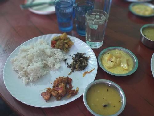 Shreenagar Homestay في Tānsen: طاولة مليئة بطبق من الطعام مع الأرز