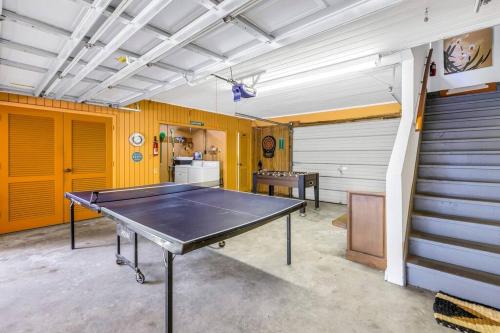 a ping pong table in a room with a garage at Rainbow River Estate on Blue Run in Dunnellon